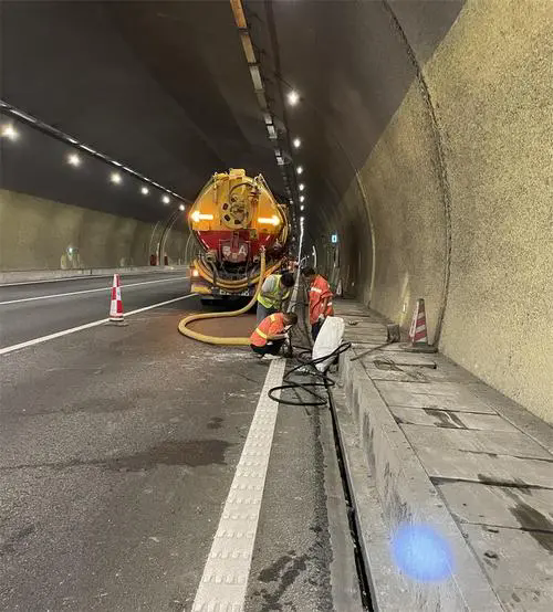 库尔勒隧道排水渠清淤